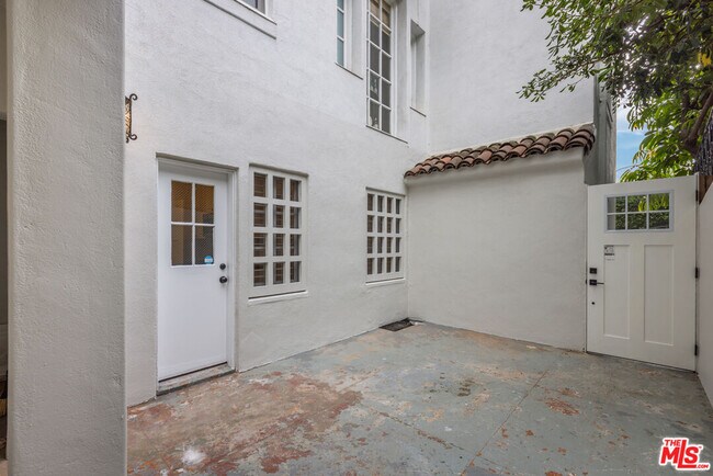 Building Photo - 8499 Fountain Ave