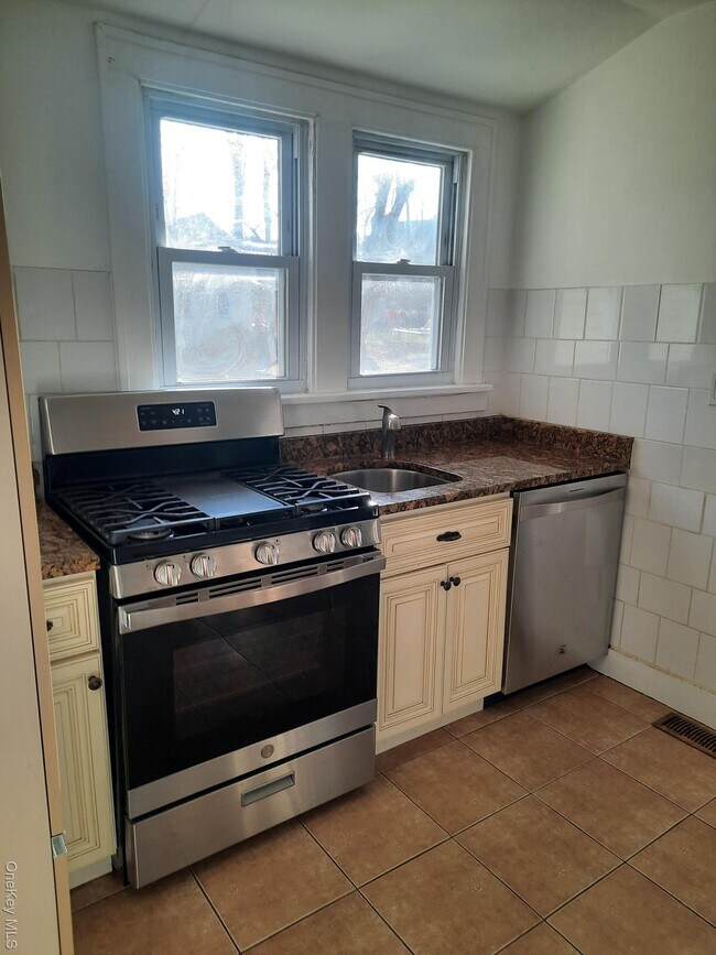 Building Photo - 23 Valley Ave