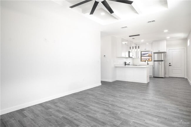 Building Photo - 2104 E Viviana St