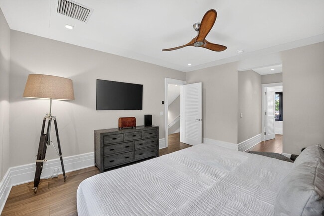 Building Photo - 400 Mola Ave