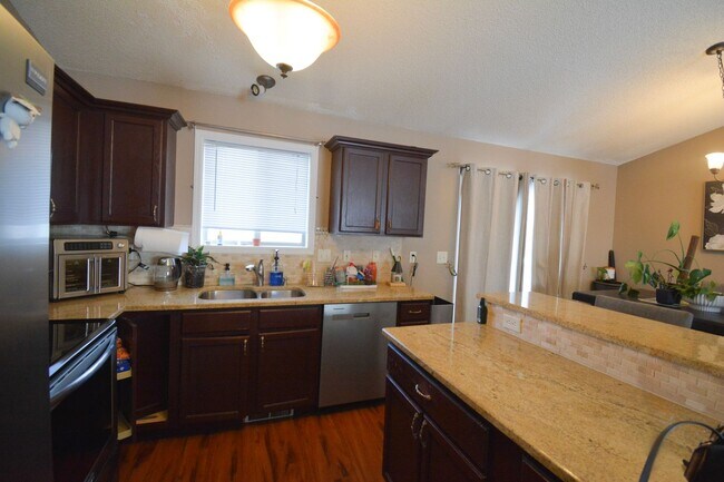 Building Photo - Spacious 4 bed 2 bath House For Rent