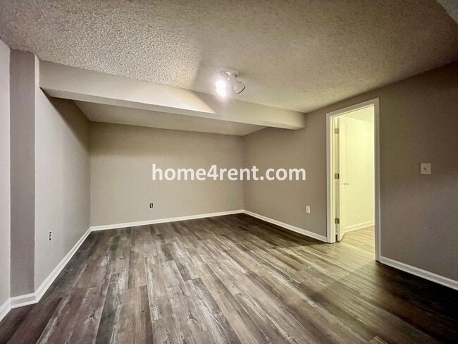 Building Photo - Wonderful Northland Home w/ an Updated Kit...