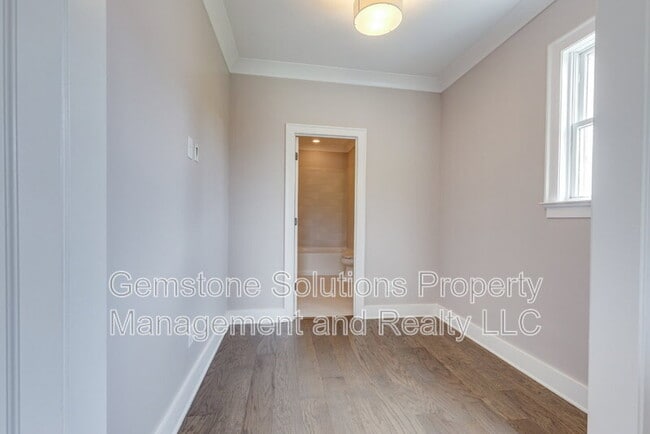 Building Photo - 1806 Burland Cres