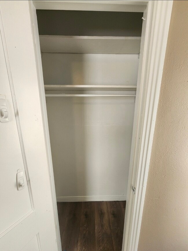 Building Photo - Move in ready!