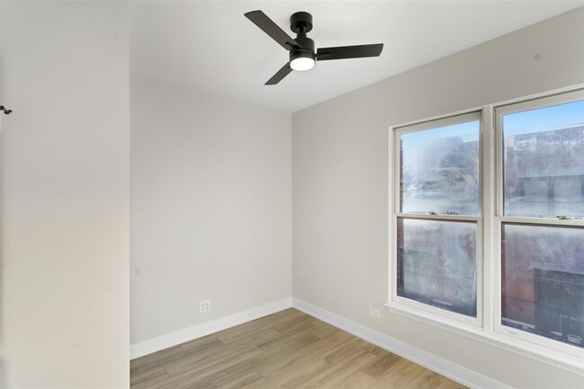 Building Photo - 839 W 14th Pl