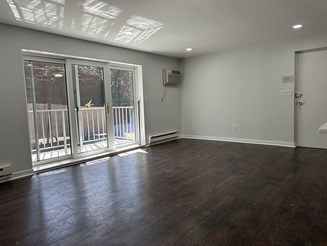 Building Photo - 31 Hamlin Ln
