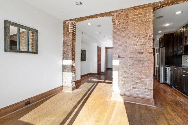 Building Photo - Big and Comfy Townhouse