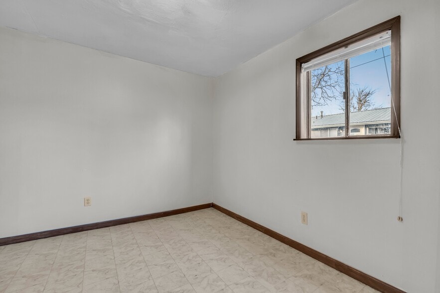 Building Photo - 523 18th St N