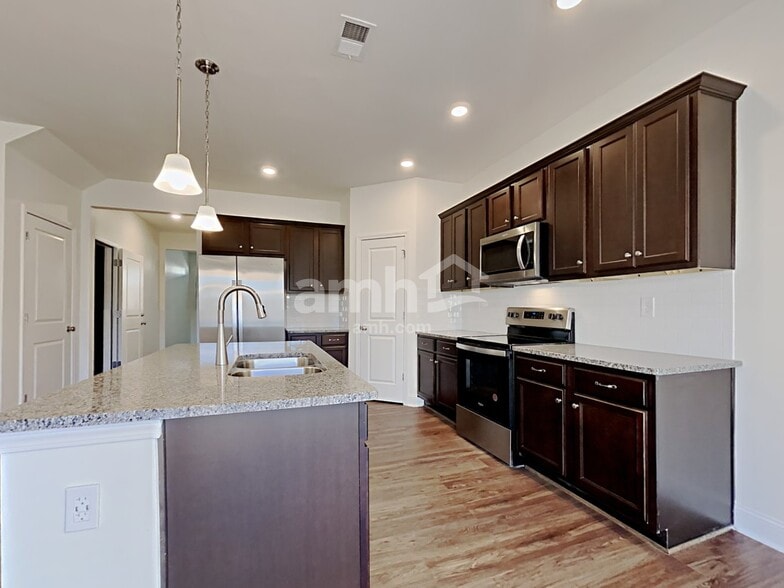 Building Photo - 5255 Valley Dr