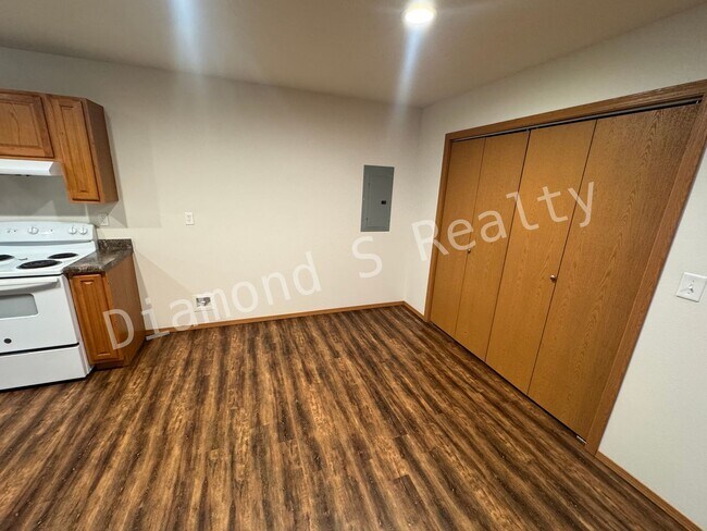 Building Photo - Cute and Clean 3 Bedroom Home Available!