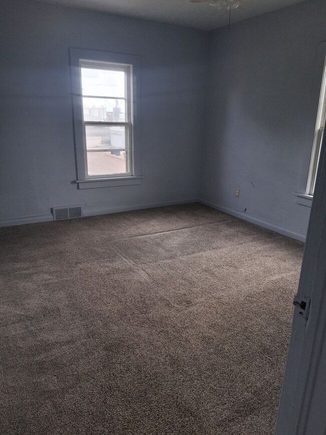 Building Photo - Chariming 2 bedroom Duplex in Quiet Neighborhood