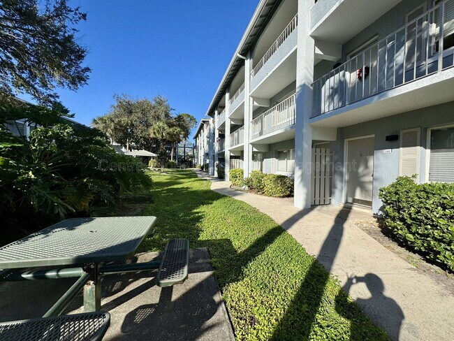 Building Photo - 120 Blue Pointe Way