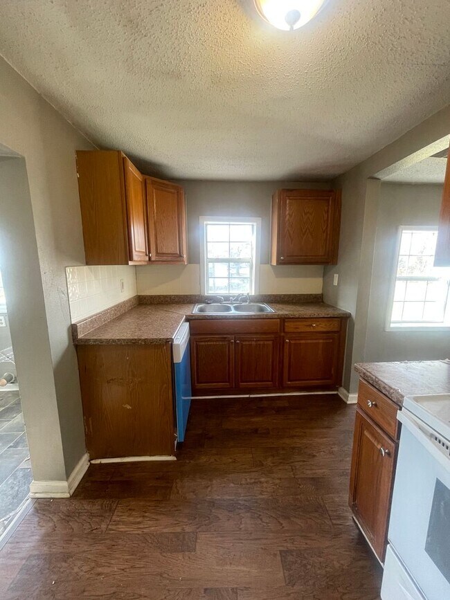 Building Photo - Cute 2 bedroom 1 bathroom house with detached garage Available