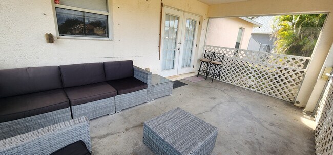 Building Photo - Pink 45th