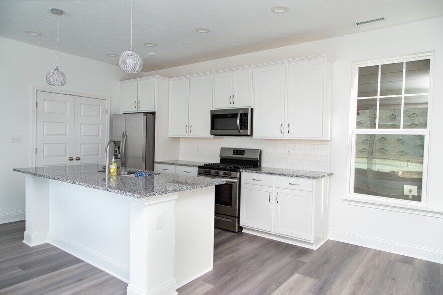 Building Photo - 14275 Larson Dr