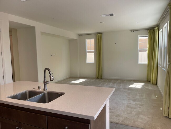Building Photo - Large 5 Bed / 3 Bath Standalone unit in Lo...