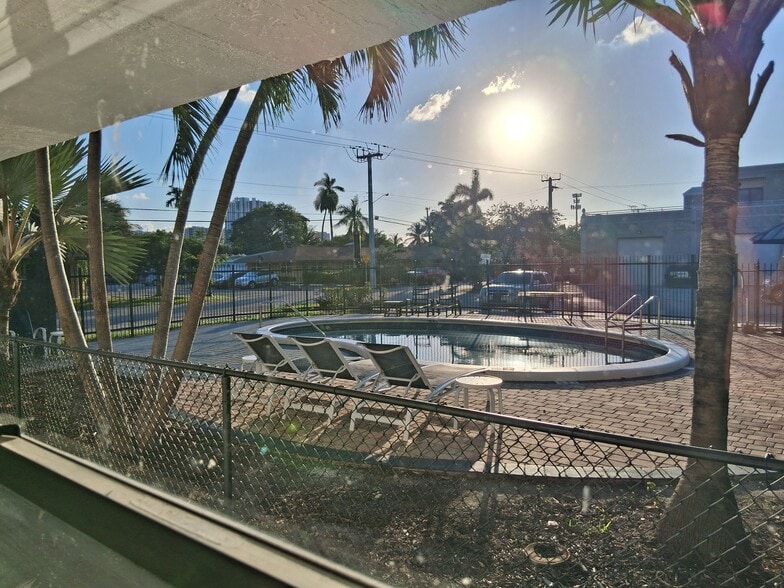 Building Photo - 1100 NE 9th Ave