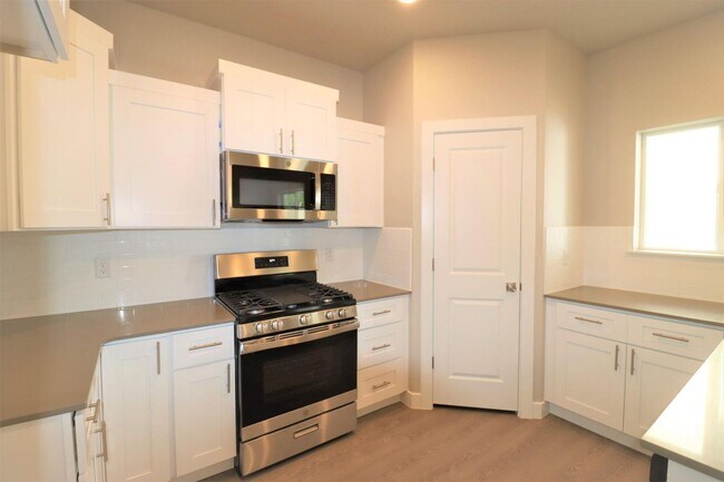 Building Photo - Brand New 3 bedroom Townhome In Cedar City...