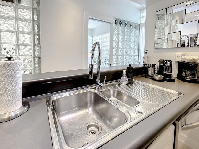 Building Photo - 825 Jimmy Buffett Mem Hwy