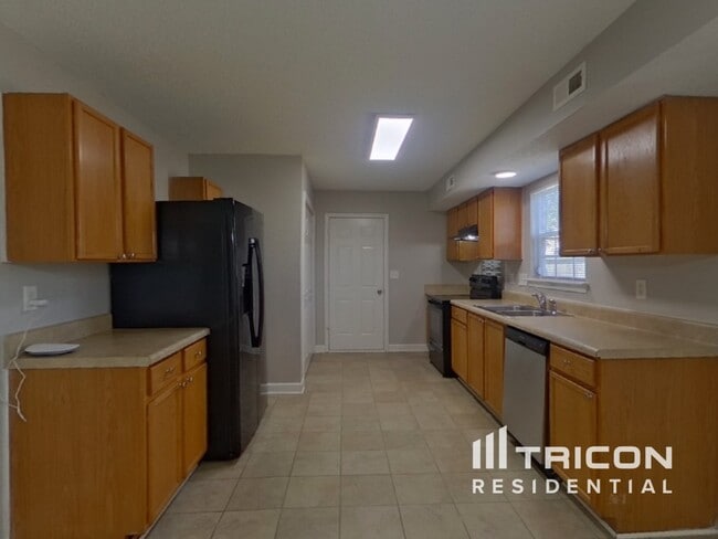 Building Photo - 2045 Sunset Village Dr