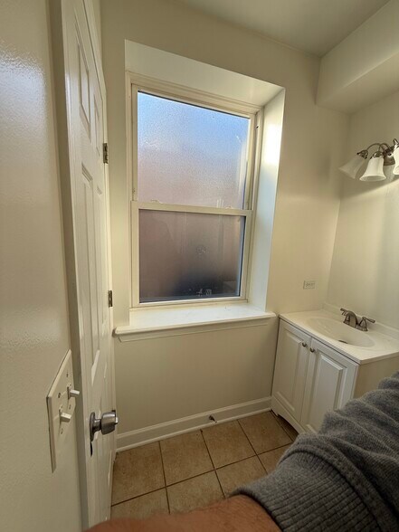 Building Photo - 6204 N Claremont Ave