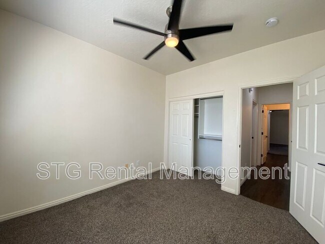 Building Photo - 3427 E Sweetwater Springs Dr