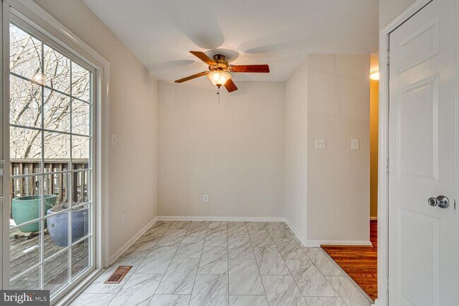 Building Photo - 3 Bedroom 3.5 Bath 3 Level Townhome in Germantown