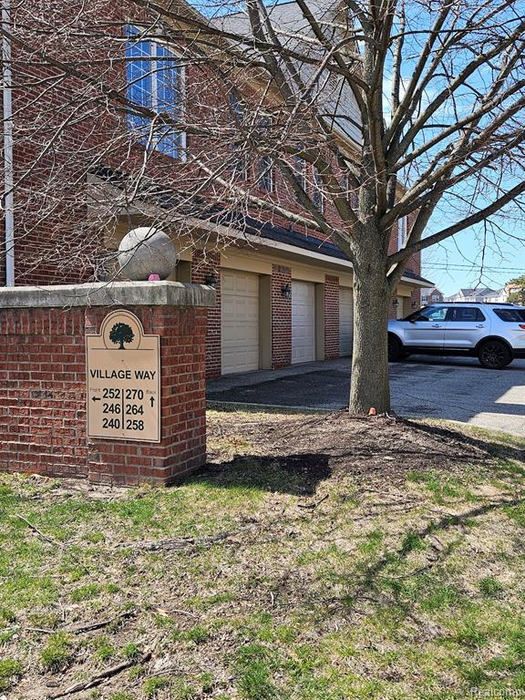 Building Photo - 264 Village Way S