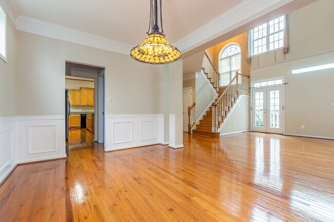 Building Photo - Spacious, Light-Filled Home in the Desirable Broadlands