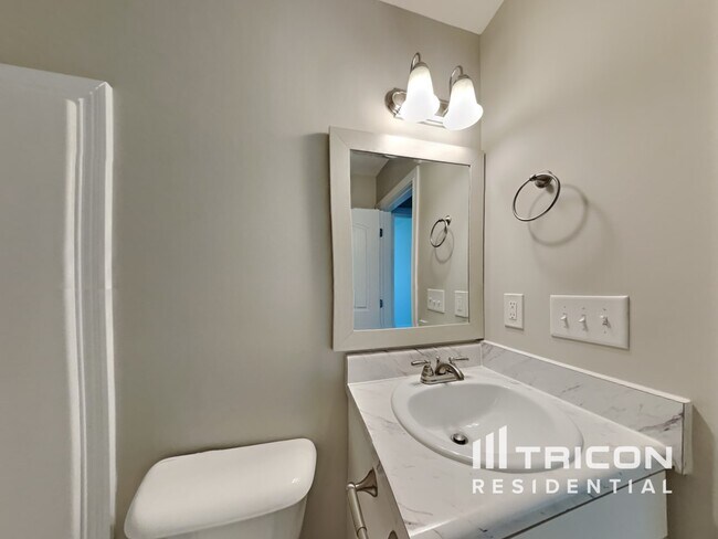 Building Photo - 616 Hollow Crst