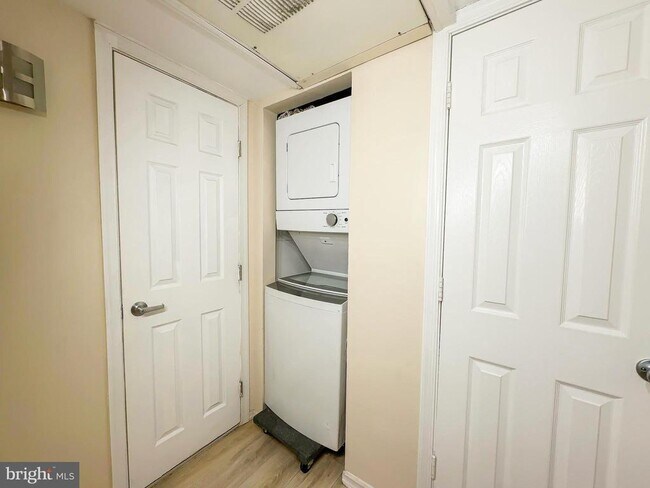 Building Photo - 2102 Suitland Terrace SE