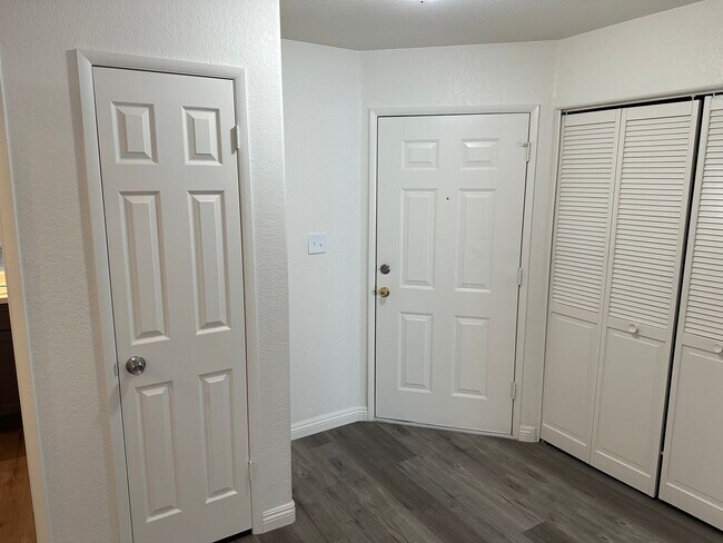 Building Photo - SW!! 2 Bedroom Condo!! 1st Floor!! Newly r...