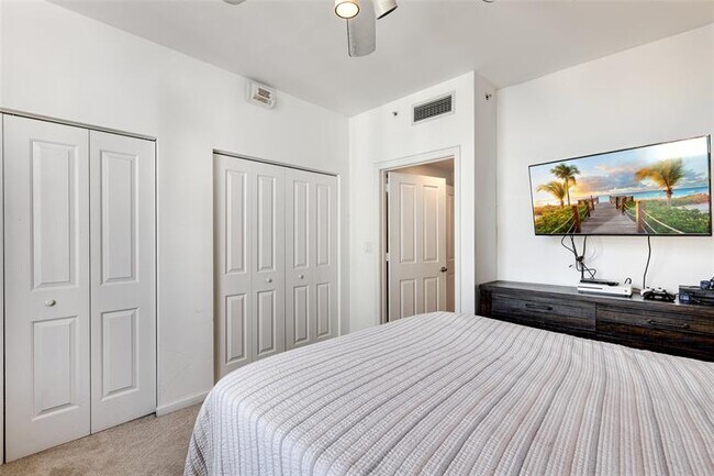 Building Photo - 511 SE 5 Ave