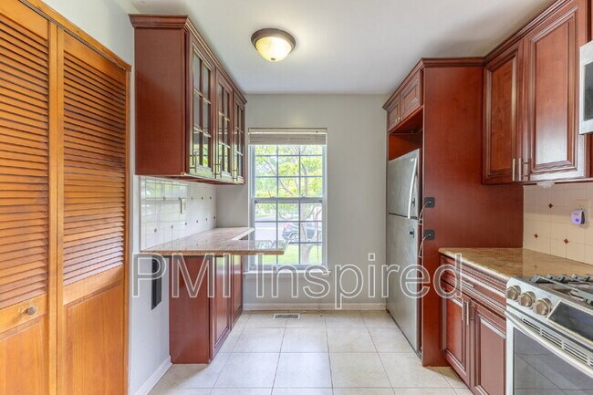 Building Photo - 2404 Buckingham Cir