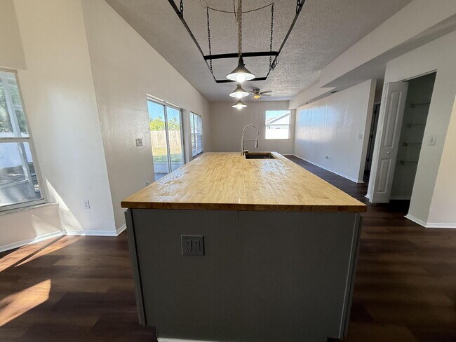 Building Photo - Beautifully remodeled 6 bedroom - 3 bath home in Summerfield Village