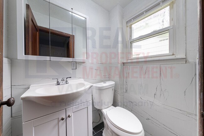 Building Photo - Cozy 3 Bed 2 Bath Single Family