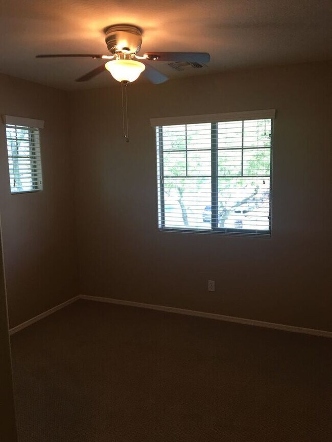 Building Photo - Upgraded Beautiful 3 bedroom 2.5 bath townhouse in The Cottages