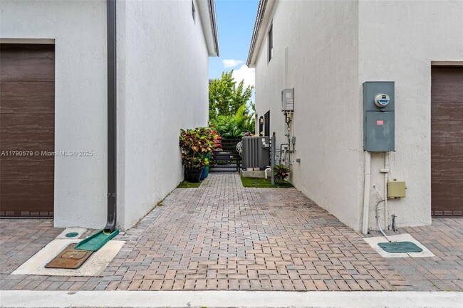 Building Photo - 4468 NW 80th Ave