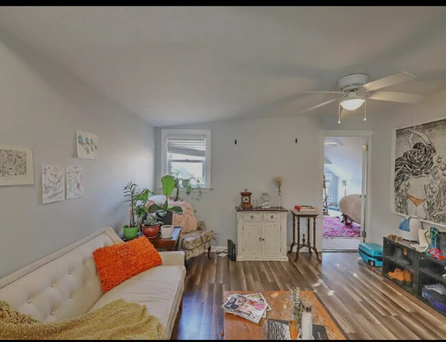 Building Photo - 3 Bedroom 1 Bath Apartment - Downtown Charleston