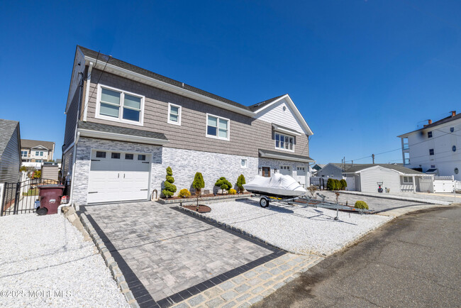 Building Photo - 241 Fernwood Dr