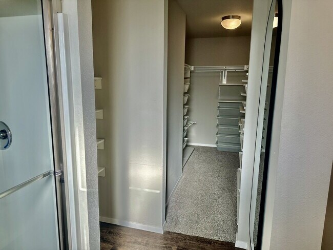 Building Photo - 920 Queen St