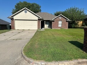 Building Photo - Spacious 4 bd, 2 bath - Converted garage f...