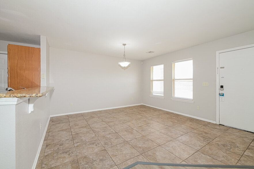 Building Photo - 1933 Creekridge Dr