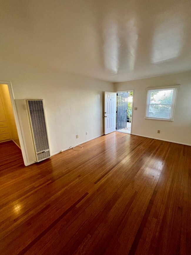 Building Photo - Lower Level 1 Bedroom Seal Beach Apartment