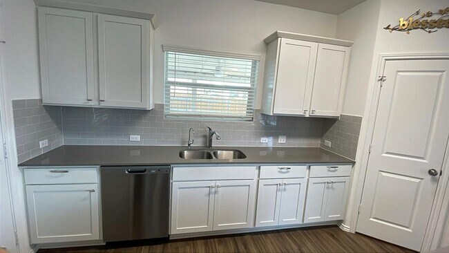 Building Photo - 204 Bronco Billy Dr