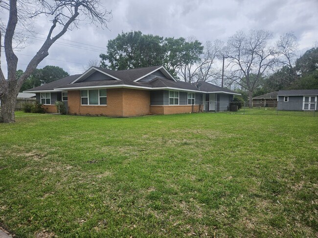 Building Photo - 1518 Lawrence St