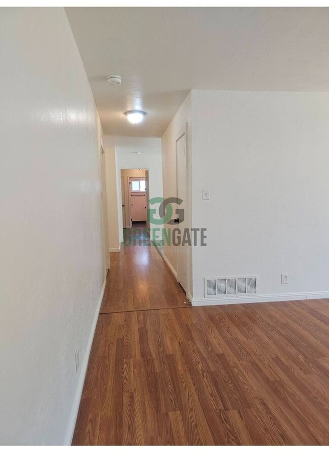 Building Photo - 3 BEDROOM 2 BATH HOME MOVE IN READY IN MOD...