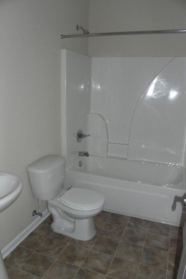 Building Photo - 4 Bedroom - Near Ft Moore