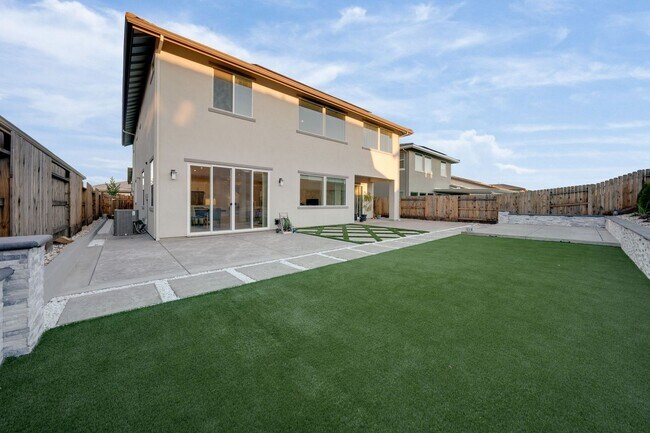 Building Photo - Luxury 4 Bedroom Home in Gated El Dorado Hills Community!