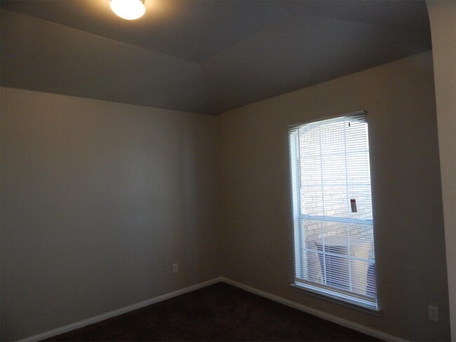 Building Photo - 601 Cattail Cir